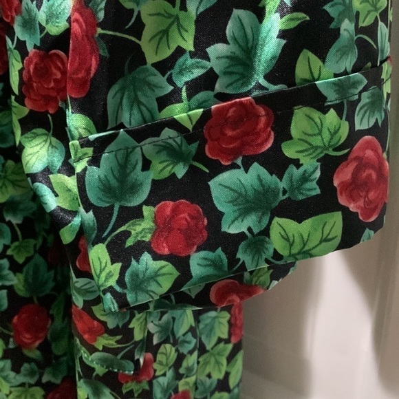 Vanity Fair rose pattern red and green robe. - Picture 4 of 7